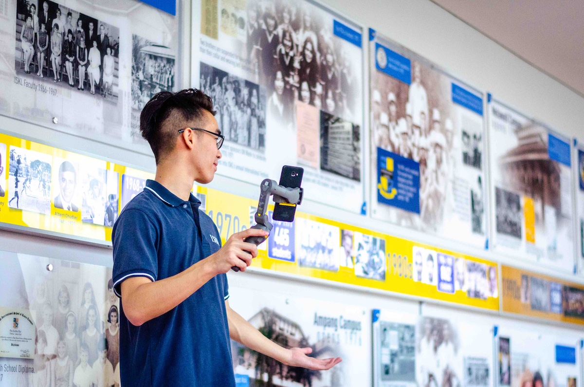 Students doing virtual tour