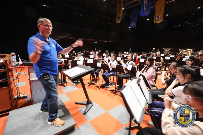 Frank Troyka teaching the students